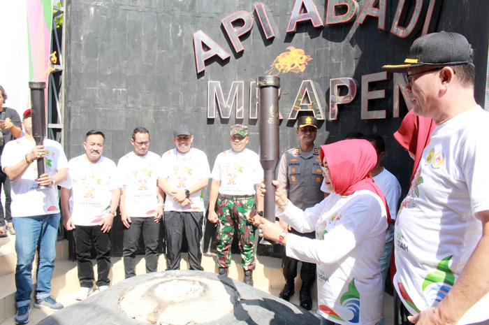 NYALAKAN OBOR: Bupati Grobogan Sri Sumarni  bersama Wakil Ketua Umum I Bambang Rahardjo mengambil Api Porprov Jateng 2023 di Api Abadi Mrapen, Desa Mrapen, Godong, Grobogan, Rabu (2/8).
