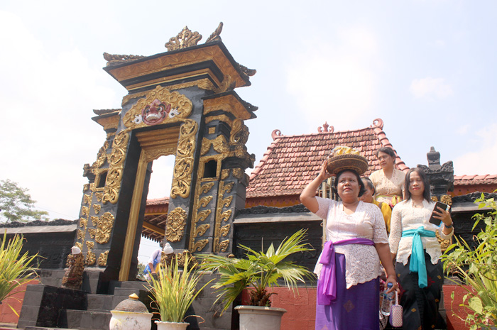 TURUN: Warga Hindu Plajan, Pakis Aji, Jepara, selesai mendengarkan Dharma Wacana pada perayaan Galungan 2023 kemarin (2/8).