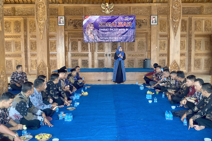 Anggota Komisi XI DPR RI FPD Harmusa Oktaviani, S. E mensosialisasikan empat pilar kebangsaan kepada warga Rembang, Kamis (27/7) lalu.
