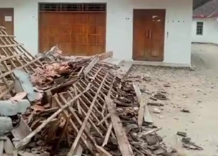 RATA TANAH : Teras Balai Desa Sendangharjo, Kecamatan Karangayung ambruk diterjang angina dan rata dengan tanah, Jumat (4/8).