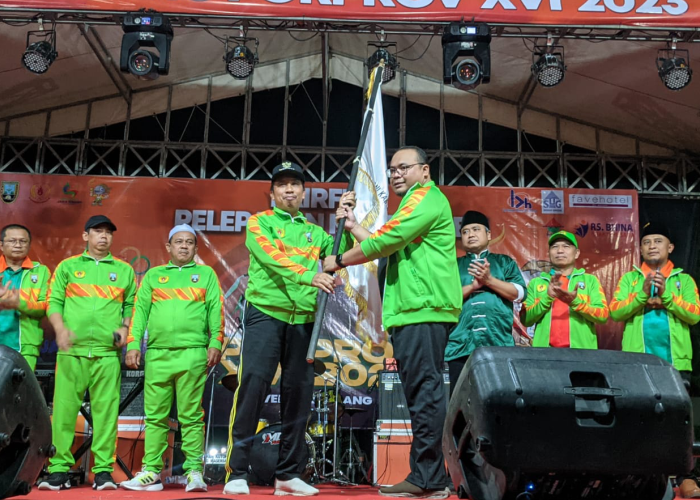 DILEPAS: Bupati Rembang Abdul Hafidz bersama Wakil Bupati  Rembang Mochamad Hanies Cholil Barro