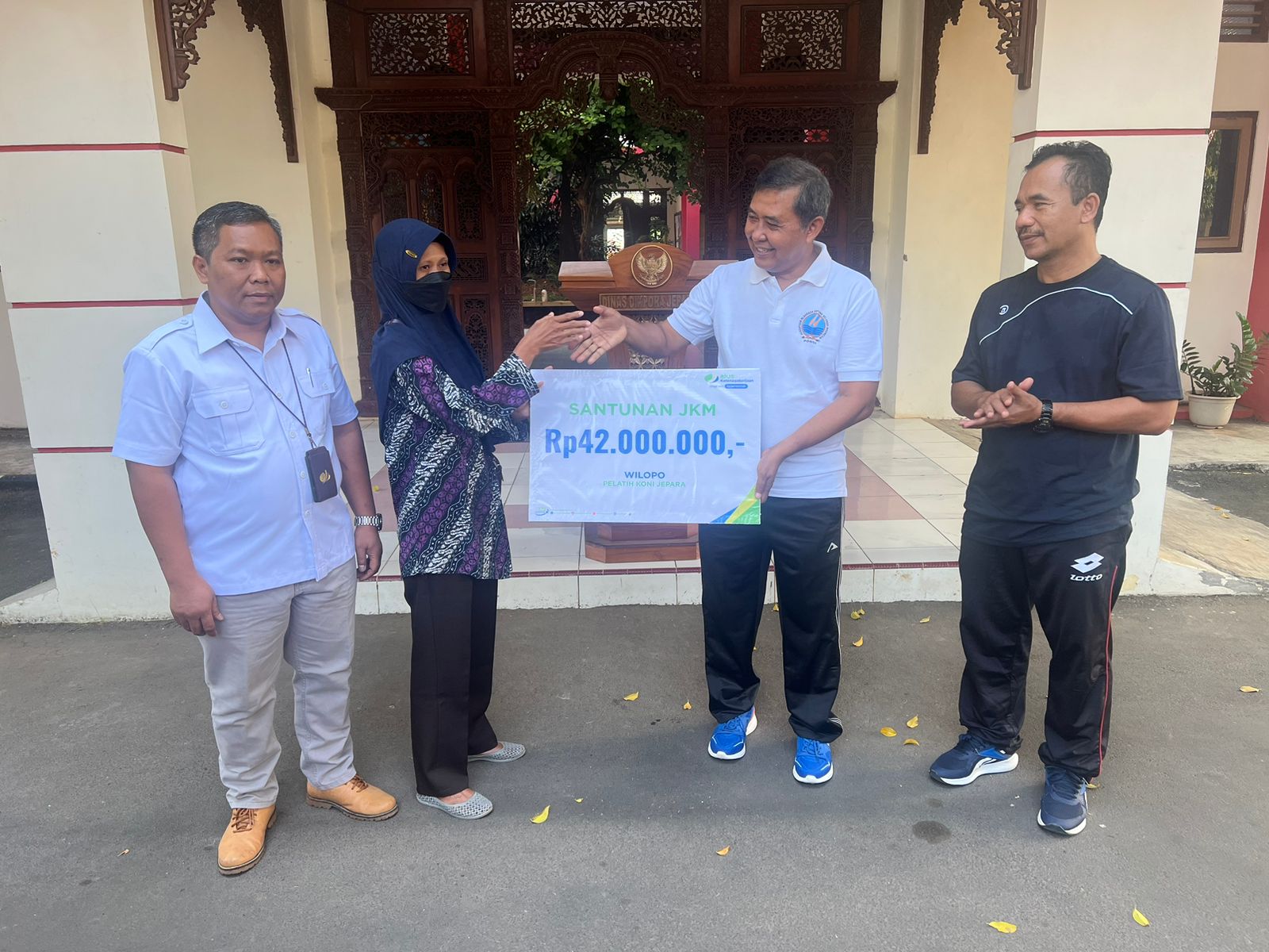 TERJAMIN: Kepala Dinas Pendidikan, Pemuda dan Olahraga (Disdikpora) Agus Tri Harjono menyerahkan santunan JKM kepada ahli waris pelatih cabang olahraga dayung.
