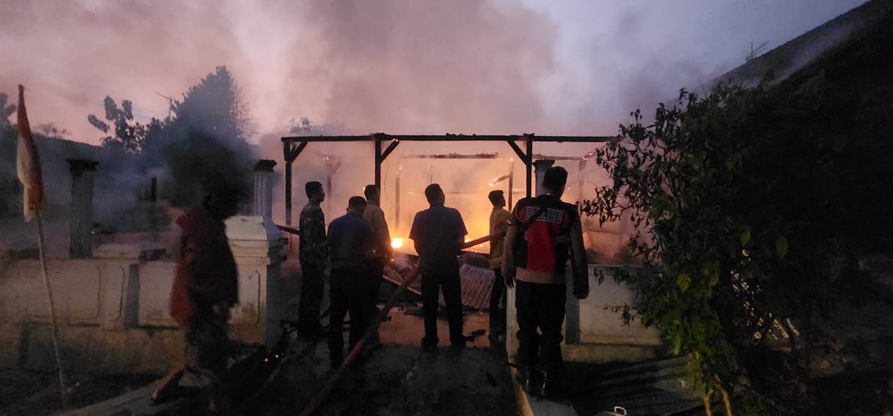 PADAMKAN API:Petugas pemadam kebakaran Grobogan melakukan pemadaman api di Desa/Kecamatan Geyer, Jumat (4/8).