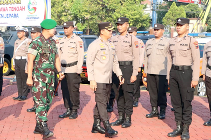 APEL: Kapolres Jepara AKBP Wahyu Nugroho Setyawan bersama Dandim 0719/Jepara Letkol Inf Mokhamad Husnur Rofi q cek kesiapan personel.