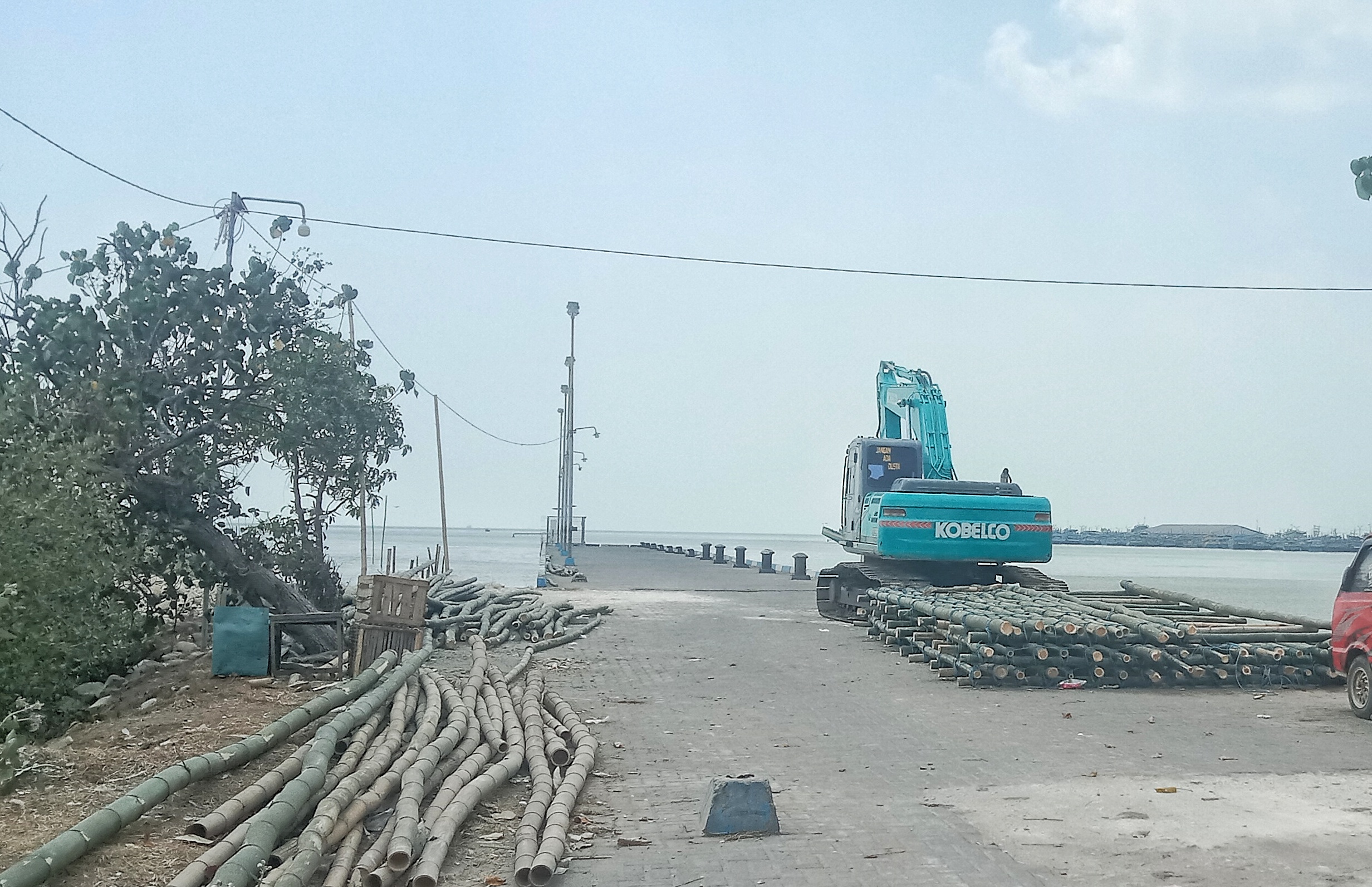 DISTOP: Alat berat masih terparkir di area dermaga Tasikagung setelah aktivitas pekerjaan dihentikan KUPP Kelas III Rembang pada Jumat (4/8).&nbsp;