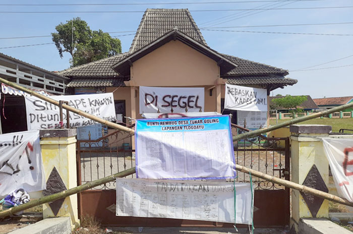 DITAHAN POLDA: Kantor Desa Tlogoayu Kecamatan Gabus yang disegel oleh warga setempat (28/7) lalu.
