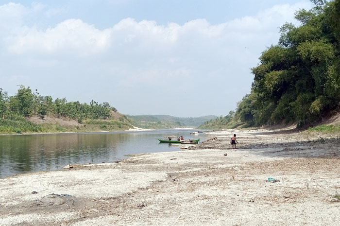 LUAS: Aliran sungai Bengawan Solo yang melintas di Dukuh Tandak, Mendenrejo, bakal jadi titik berdirinya bendungan.