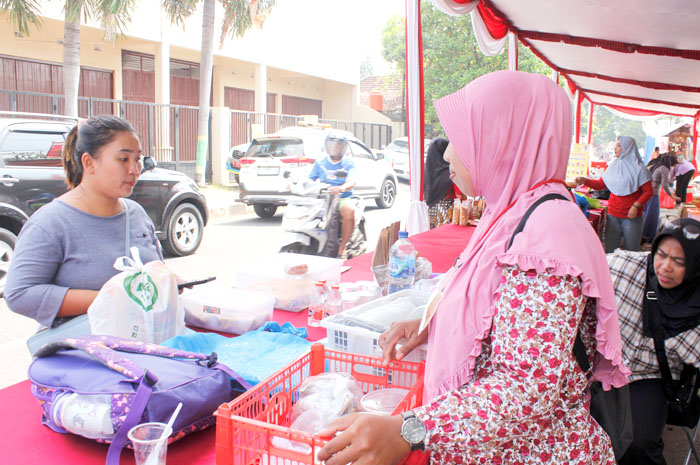 HABIS: Seorang warga mengunjungi stand UMKM di depan Kantor Dinas Ketahanan Pangan Kabupaten Pati kemarin.