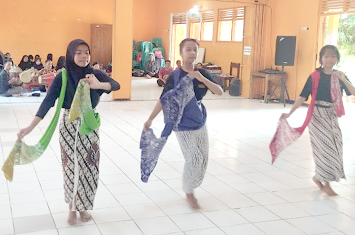 Para siswa SMP Negeri 1 Gunungwungkal sedang berlatih untuk pentas seni ketoprak pelajar Jalur Rempah dengan lakon Pelabuhan Tua Juwana malam ini.
