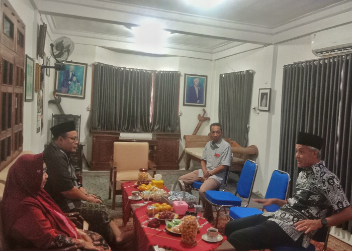 SOWAN : Gubernur Jawa Tengah Ganjar Pranowo bertemu dengan Hj Muchsinah, ibunda KH Yahya Cholil Staquf, Ketua Umum PBNU baru-baru ini.