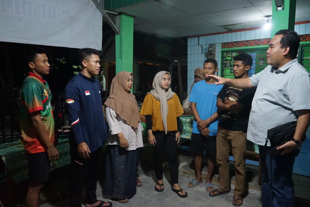 KUNJUNGI: Bupati Blora Arief Rohman mengunjungi rumah Siti Nafisatul Hariroh atlet angkat besi Blora yang berhasil meraih medai emas pada ajang Porprov Jateng 2023 baru-baru ini.&nbsp;