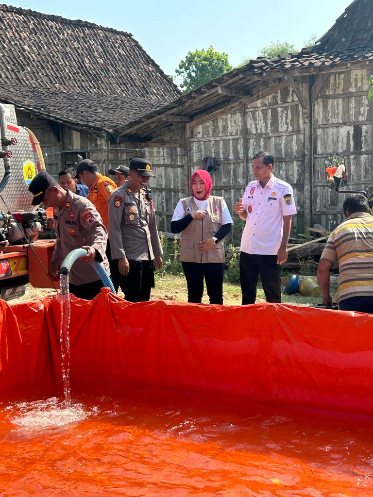 DROPPING AIR : BPBD Grobogan melakukan dropping di sejumlah wilayah baru-baru ini.