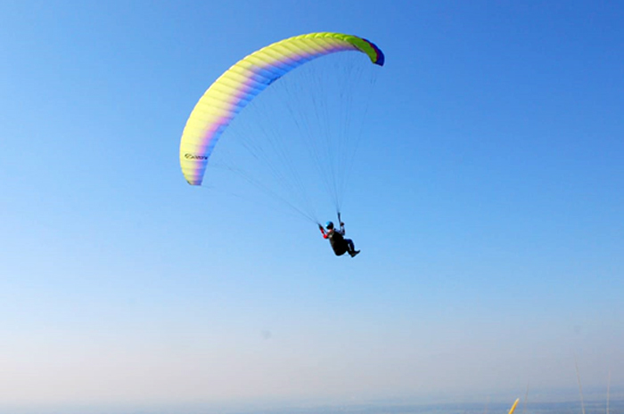 MELAYANG: Atlet paralayang mengikuti kejuaraan di Desa Sumberjatipohon, Kecamatan Grobogan dalam ajang Porprov Jateng XVI tahun 2023, Senin (7/8).