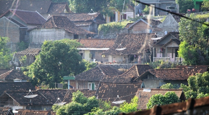 MENJAMUR: Rumah dinding bambu masih banyak dijumpai di daerah perbukitan Kecamatan Sluke.