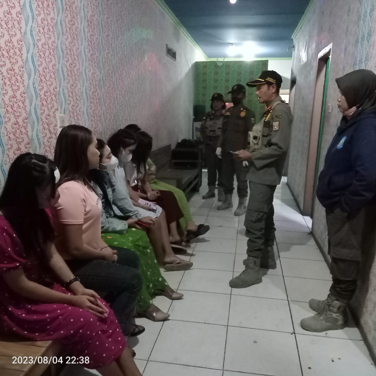 DIBINA: Satpol PP Rembang melakukan pembinaan sejumlah LC dan menyita miras dari kafe wilayah Rembang timur.