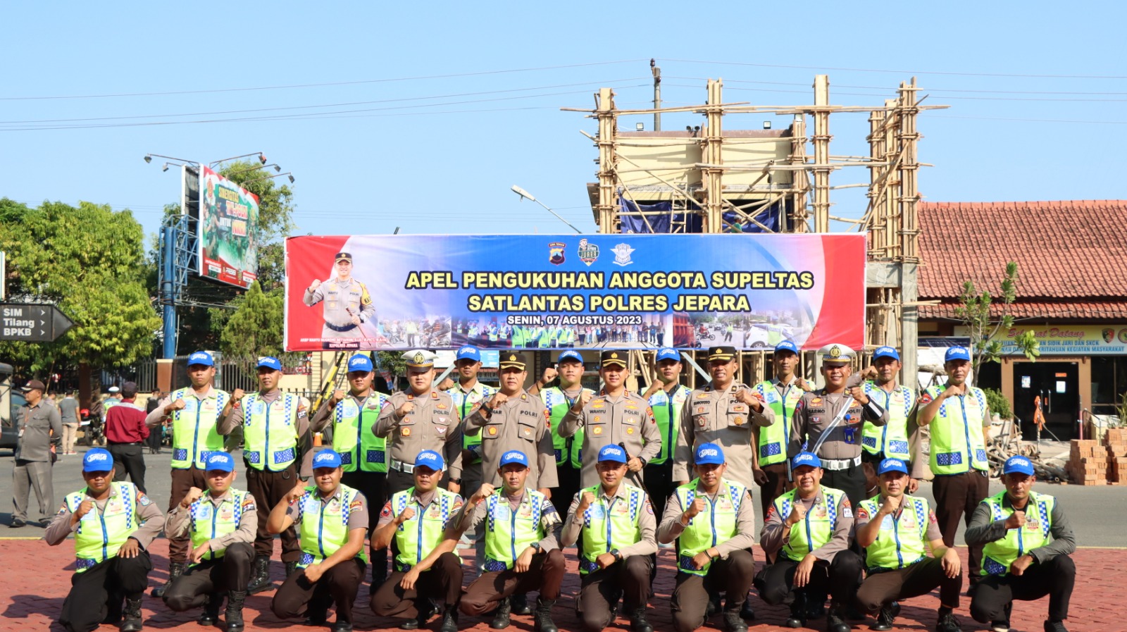SUPELTAS: Para Sukarelawan Pengatur Lalu Lintas (Supeltas) berfoto bersama setelah dikukuhkan Kapolres Jepara , AKBP Wahyu Nugroho Setyawan baru-baru ini.