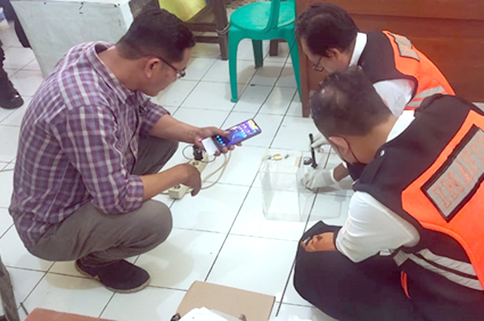 DIGONDOL: Polisi melakukan olah TKP di lokasi pencurian hardisk di MI NU Salafiyah, Senin (7/8).