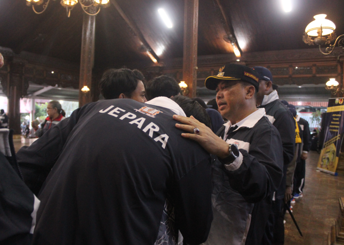 LEPAS : Penjabat (Pj) Bupati Jepara Edy Supriyanta saat melepas kontingen atlet yang akan mewakili Jepara pada ajang Porprov 2023 baru-baru ini.