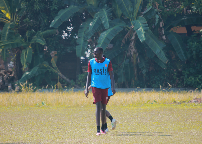 BUTUH WAKTU: Negue Kante, pemain asing Persijap ikut latihan di lapangan Desa Tegalsambi pada Selasa (8/8).