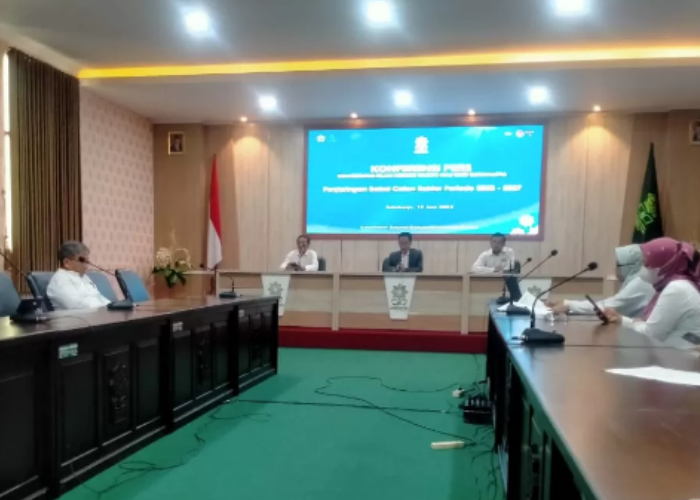 Konferensi pers yang digelar UIN Raden Mas Said Surakarta terkait komersialisasi data mahasiswa baru (maba) yang dilakukan DEMA dalam kegiatan PBAK guna mendapatkan sponsor dari aplikasi pinjol.