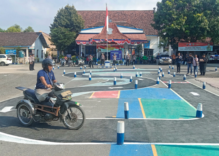 LANCAR: Seorang pengendara disabilitas roda tiga sedang mencoba rute baru dalam ujian SIM C pada Senin (7/8).