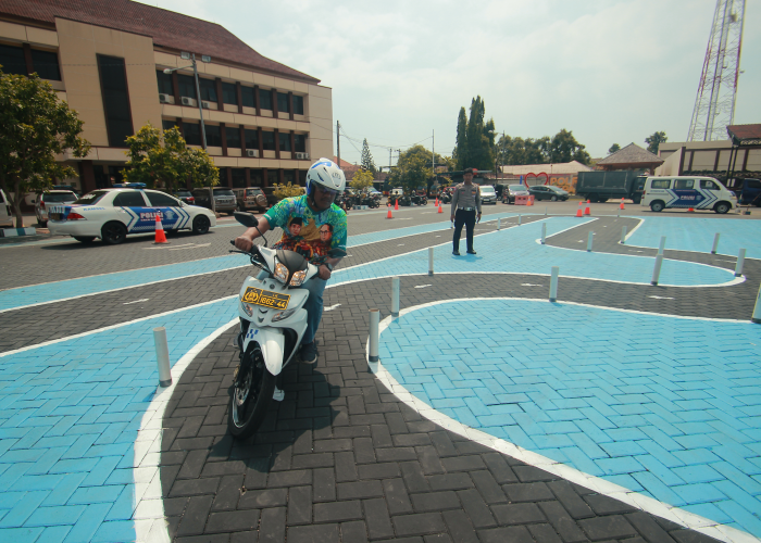 LIHAI: Pengendara motor mencoba pola lintasan baru yang diterapkan dalam ujian praktik pembuatan SIM C di Jepara pada Senin (7/8).