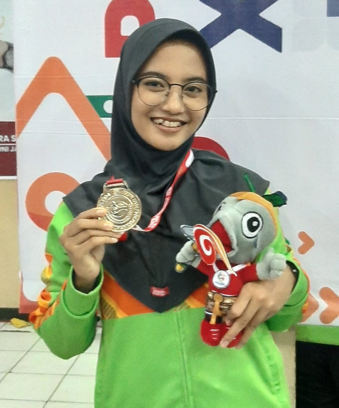 SABET EMAS: Mailaa Najwa atlet berprestasi sekaligus siswi SMA 2 Rembang ini menyabet medali emas cabor Muay Thai pada ajang Porprov Jateng 2023.
