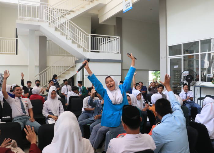 ENJOY: Para peserta LDK ekspresif saat presentasi tim pada sesi praktik di hall Radar Kudus Building pada Selasa (8/8).