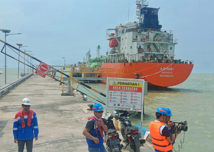 BERSANDAR: Kapal Arimbi yang membawa LPG berlabuh di Pelabuhan Sluke, Selasa (8/8).