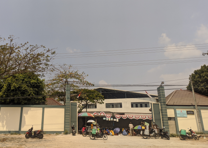 REKRUT: Pabrik tas di Jalan Pantura Rembang-Lasem turut Desa Pasar Banggi bakal merekrut ratusan karyawan baru pada bulan Oktober-November mendatang.