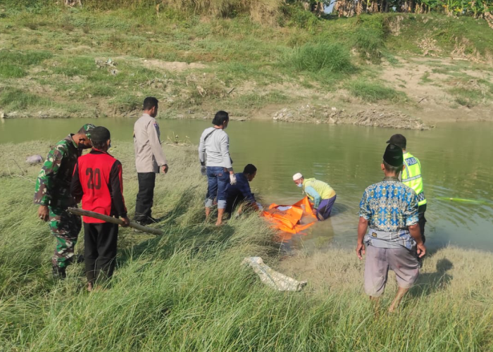 EVAKUASI : Petugas mengevakuasi jasad ukaromah, 68, warga Dusun Brakas, Desa Terkesi, Kecamatan Klambu yang ditemukan tewas mengapung di Sungai Lusi.