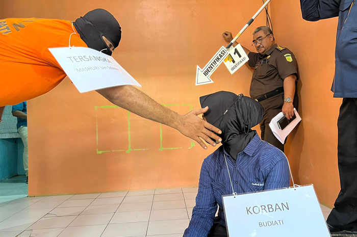 REKA ADEGAN: Satreskrim Polresta Pati menggelar rekonstruksi terkait dugaan kasus pembunuhan seorang ibu muda di sebuah rumah kontrakan Ngipik, Kutoharjo Pati bulan Juli lalu.