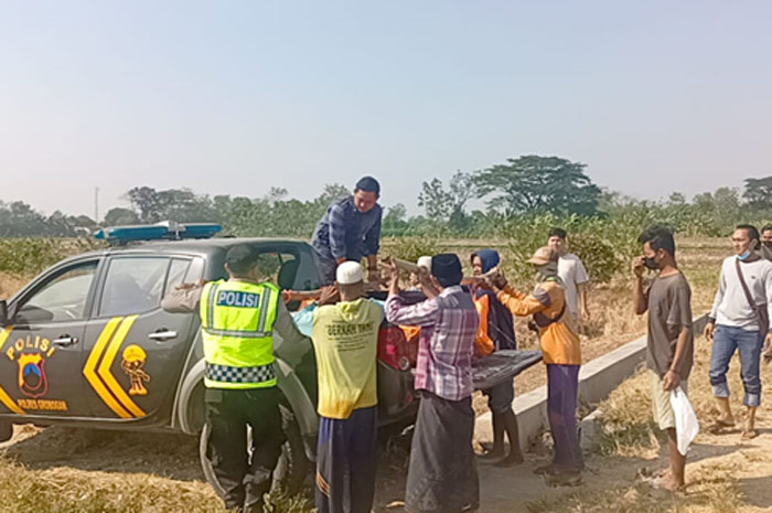 DIIDENTIFIKASI: Anggota Polsek Klambu dan tim Inavis Polres Grobogan lakukan identifikasi serta mengangkut korban perempuan meninggal di tepi sungai.