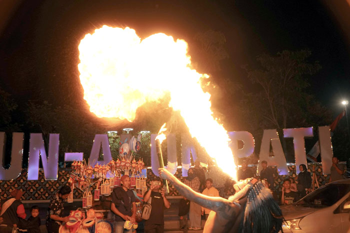BUDAYA: Atraksi Lamporan pada kirab budaya hari jadi Pati (7/8). Ritual ini digelar setiap Jumat Wage di bulan Suro.