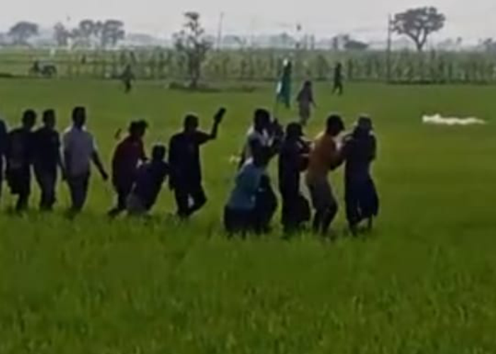 EVAKUASI: Para warga saat mengevakuasi jasad Kasto usai tewas terkena jebakan tikus pada Kamis (10/8).
