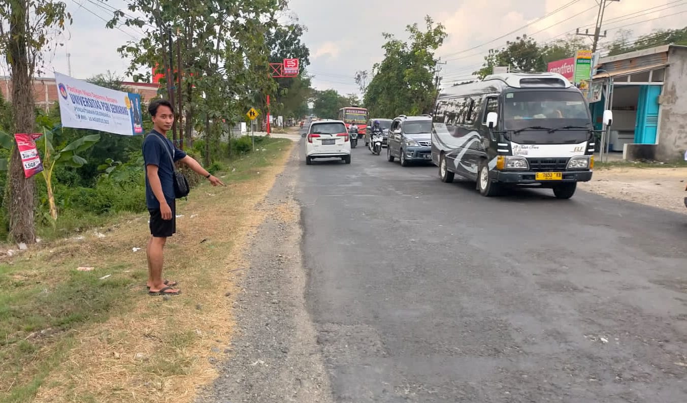 TKP: Salah seorang warga menunjukkan lokasi penjambretan di Jalan Raya Purwodadi-Blora tepatnya di Desa Tanjungrejo, Kecamatan Wirosari baru-baru ini.