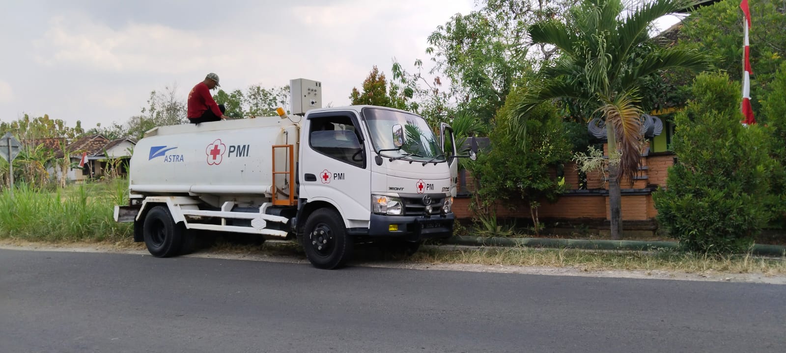 DISTRIBUSI: Petugas PMI Rembang mendistribusikan air bersih beberapa hari lalu.