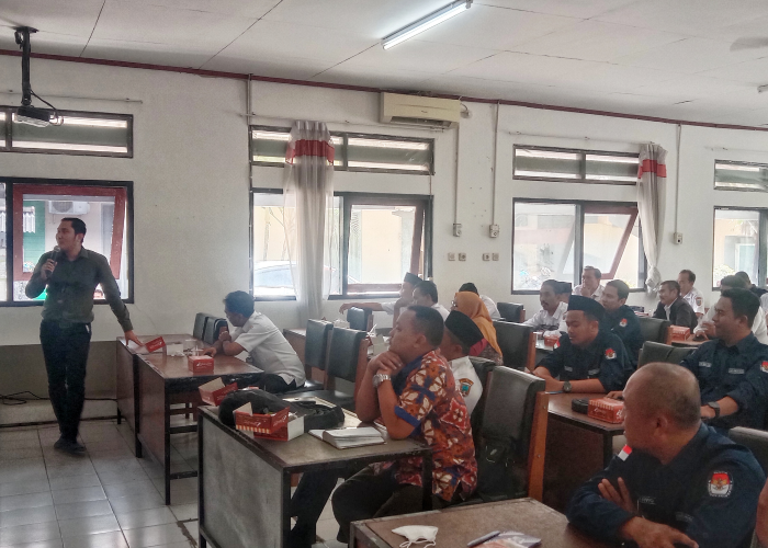 PAPARAN: Anggota PPK dan Panwascam mengikuti sosialisasi BPJS Ketenagakerjaan di Kantor Dinperinaker Rembang pada Rabu (9/8).