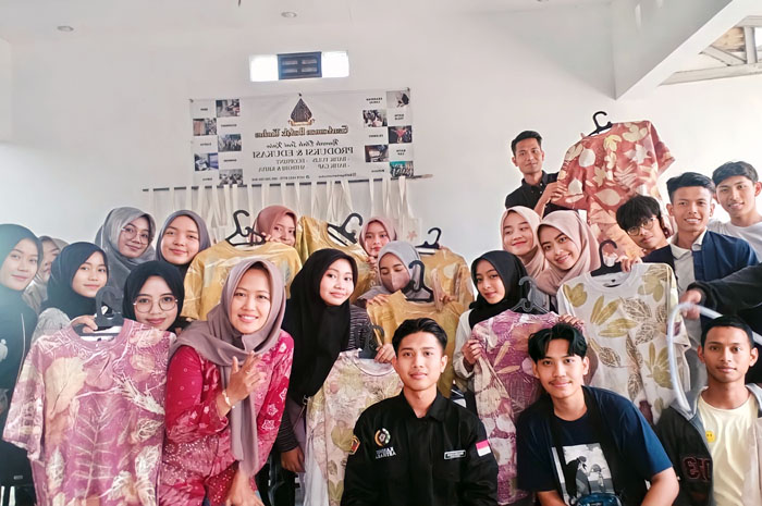 BERKREASI: Mahasiswa PGSD FKIP UMK berkreasi Seni Ecoprint untuk memperkuat kewirausahaan di Batik Gentamas