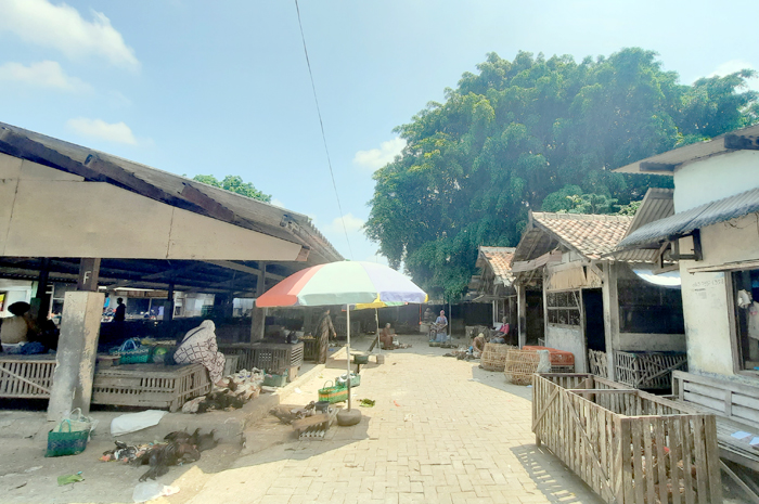 AKTIVITAS: Transaksi jual beli yang ada di pasar tradisional, Pasar Glendoh, Kecamatan Purwodadi.