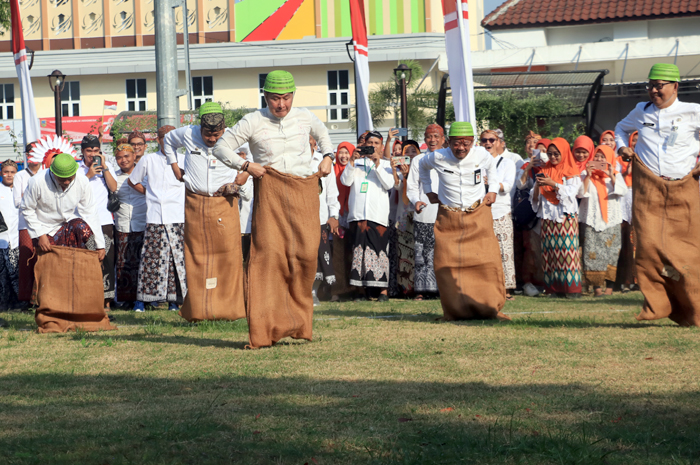 MENANG: Bupati Kudus Hartopo mengikuti lomba balap karung dalam 17-an.