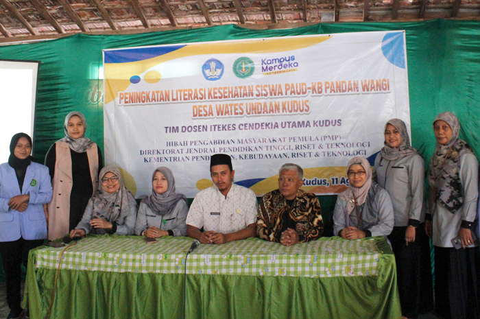 FOTO BERSAMA: Tim PMP melaksanakan peningkatan literasi kesehatan di PAUD-KB Pandan Wangi Desa Wates, Undaan pada Jumat (11/8).