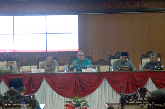 WASPADA: Perwakilan KPK RI memberi wejangan bagi para Perangkat Daerah dan anggota DPRD Jepara kemarin.
