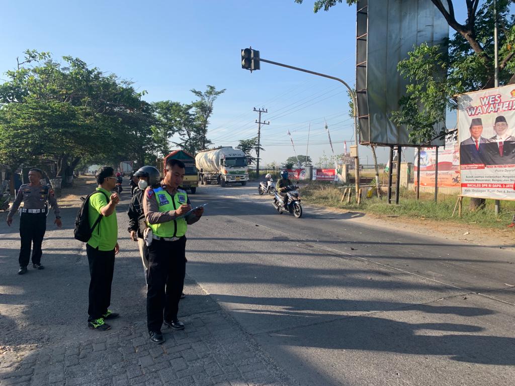 TUNJUKKAN: Sat Lantas Polres Grobogan saat menunjukkan lokasi laka lantas di Jalan Gajah Mada, tepatnya depan Hotel Front One Purwodadi pada Jumat (11/8).