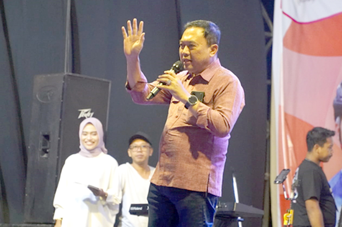 KUNJUNGAN: Penjabat (Pj) Bupati Jepara Edy Supriyanta memeriksa bazaar UMKM dan persiapan closing porprov.