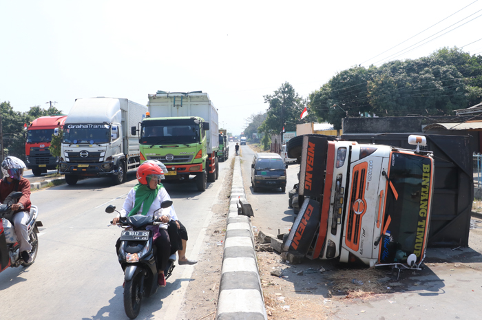 DUA LAKA: Kemarin, terjadi dua kecelakaan di Jalan Lingkar Timur, Mejobo. Satu truk terguling hingga menewaskan pengendara. Satu lagi truk menyundul truk.