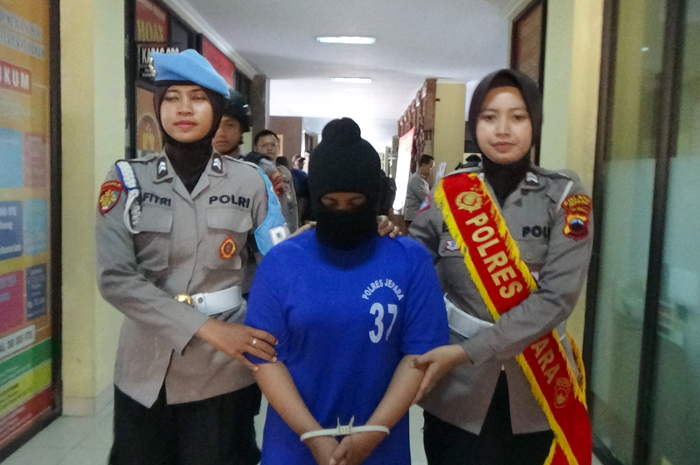 GELAR PERKARA: IN tersangka pelaku arisan bodong asal Paksi Aji dibawa untuk gelar perkara di Polres Jepara, Jumat (11/8).