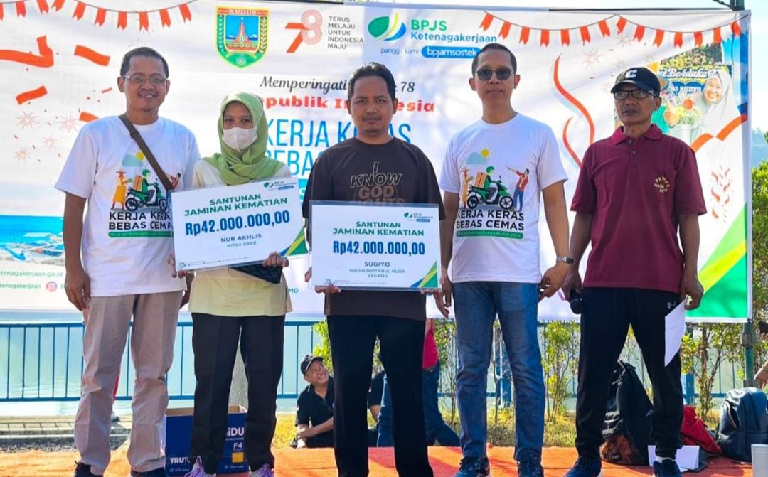 SIMBOLIS: Kepala kantor cabang BPJS Ketenagakerjaan Mulyono Adi Nugroho (dua kanan) secara simbolis menyerahkan manfaat JKM dan JKK ke ahli waris.