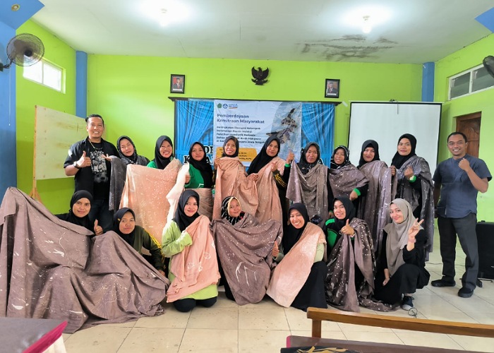 BAHAN ALAM: Tim Pengabdian Unisnu Jepara memberi pelatihan pembuatan pewarna batik dari mangrove.