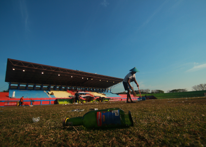 BOTOL MIRAS: Pecahan botol minuman keras tertinggal di lapangan Stadion GBK Jepara usai acara closing ceremony Porprov Jateng pada Jumat (11/8) malam.